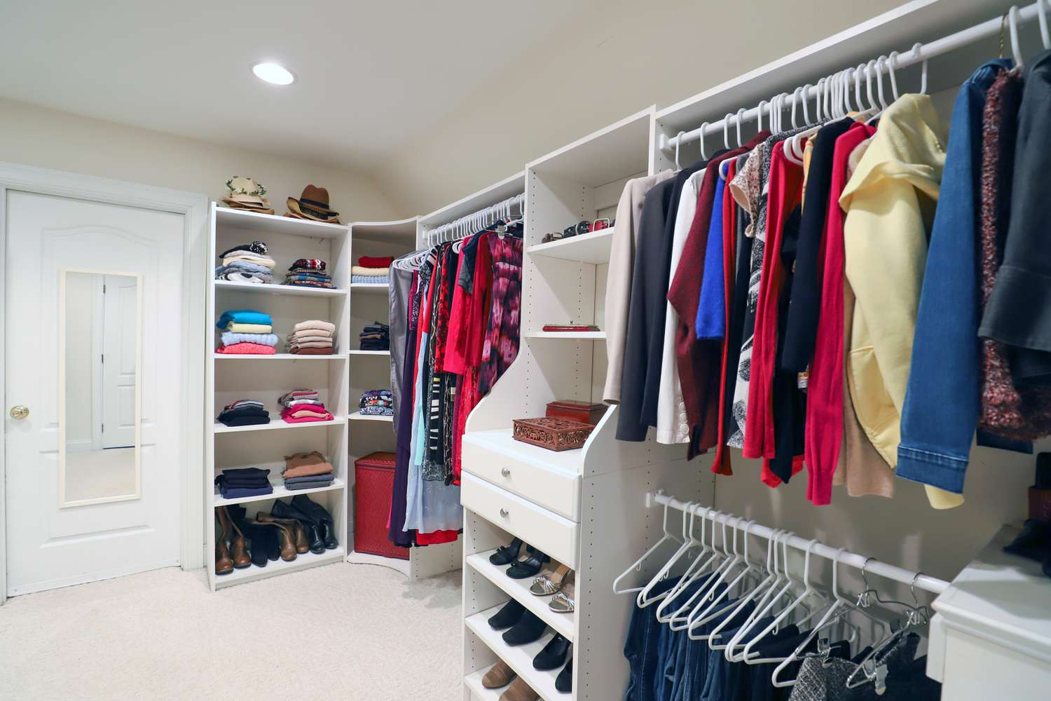Walk-In Closet Design Tips: Smart Storage, Style & Modern Organization ...