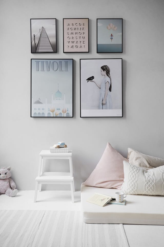 Lounging area with a minimalist design with only the essential furniture and paint.