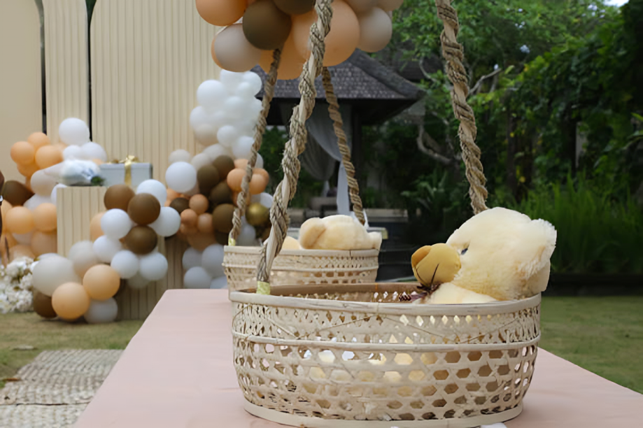 Baby shower baskets with teddy bears and neutral balloons