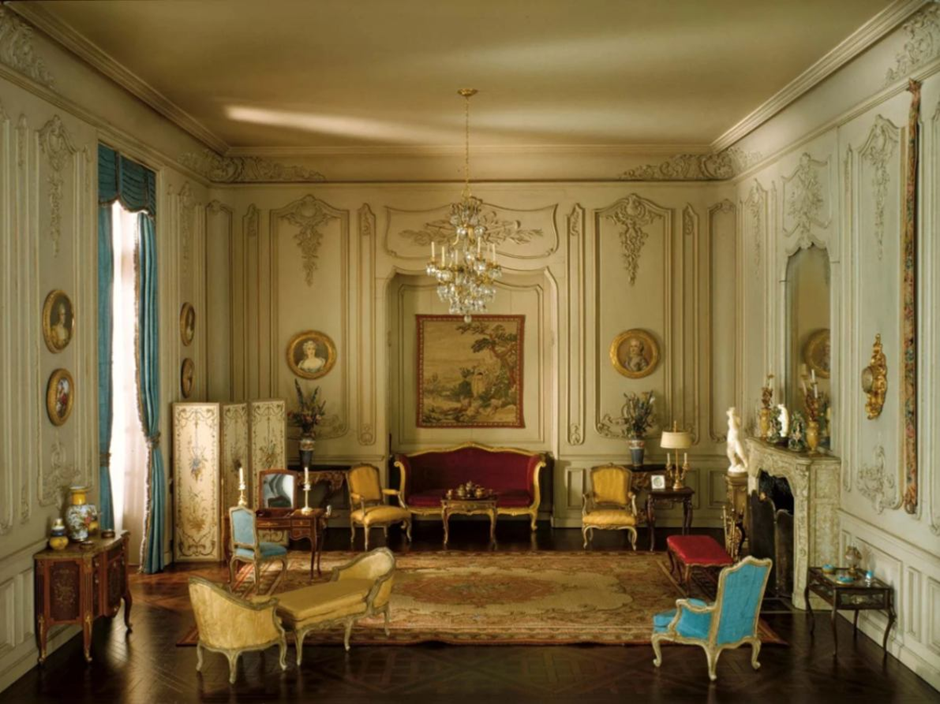 Elegant French rococo living room with gilded furniture and chandelier.