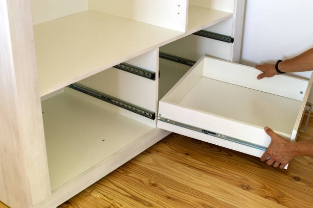 Installation of a wooden drawer compartment